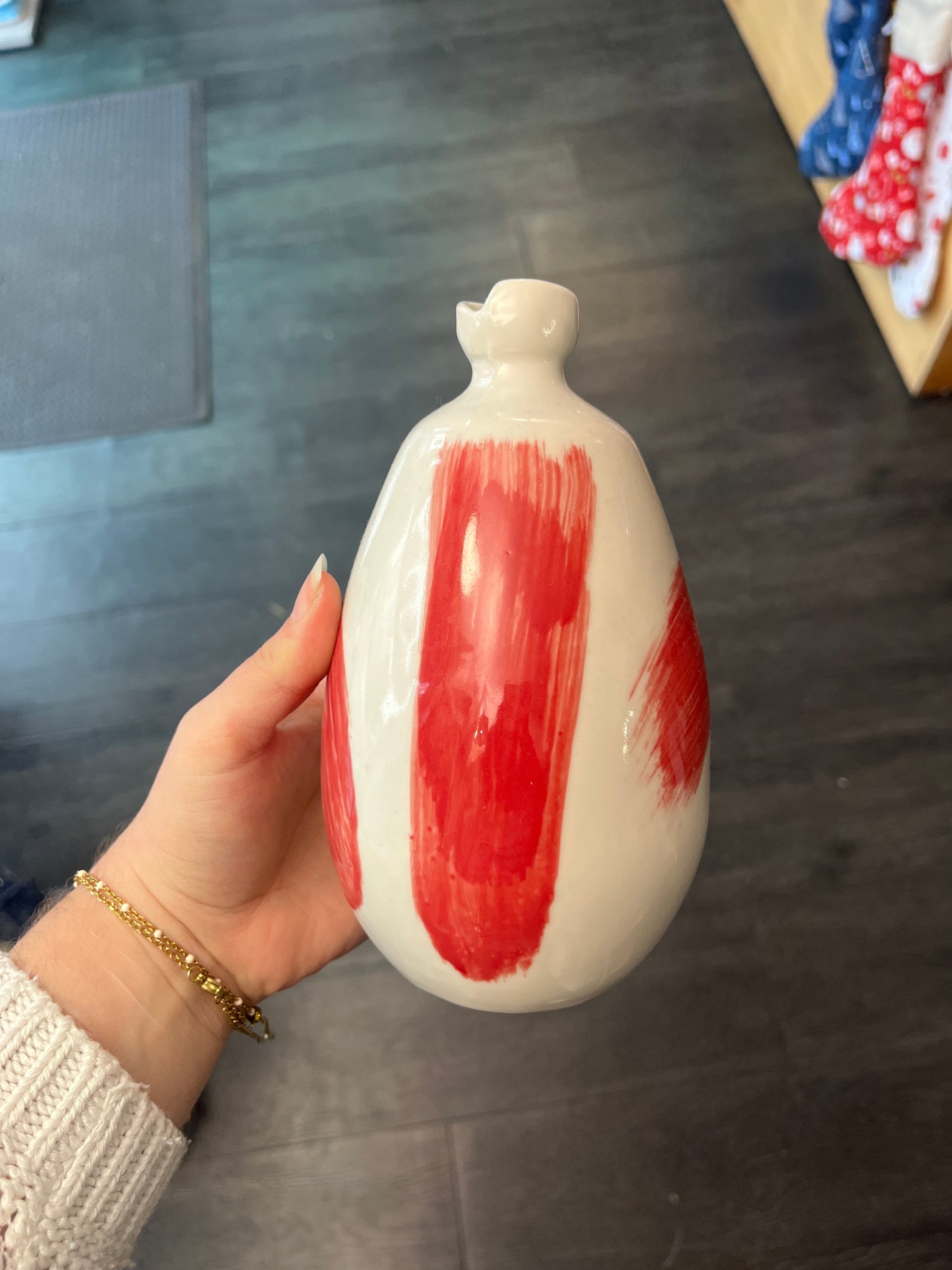 Carafe à eau blanc et rouge
