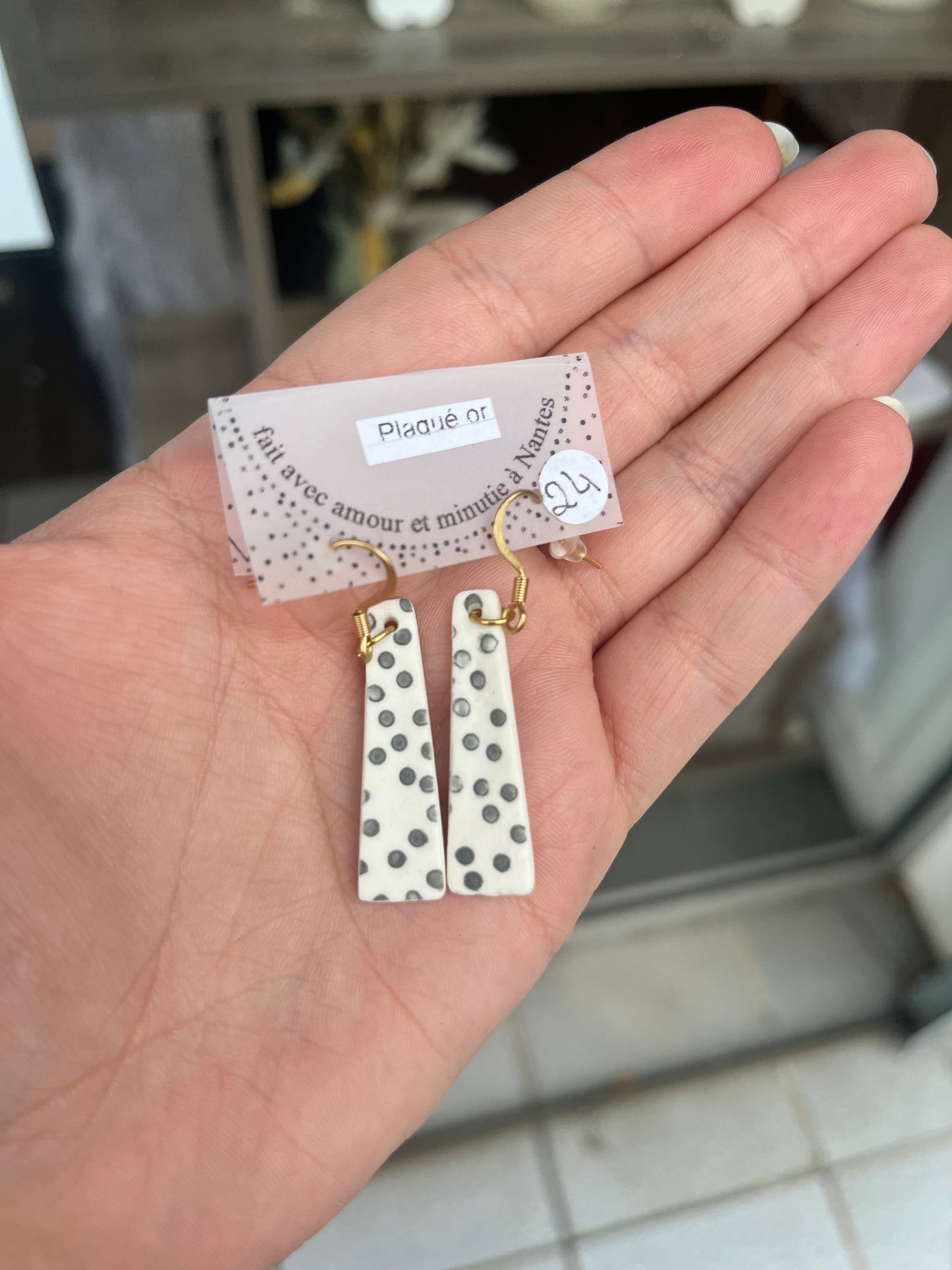 Boucle d’oreille céramique à pois