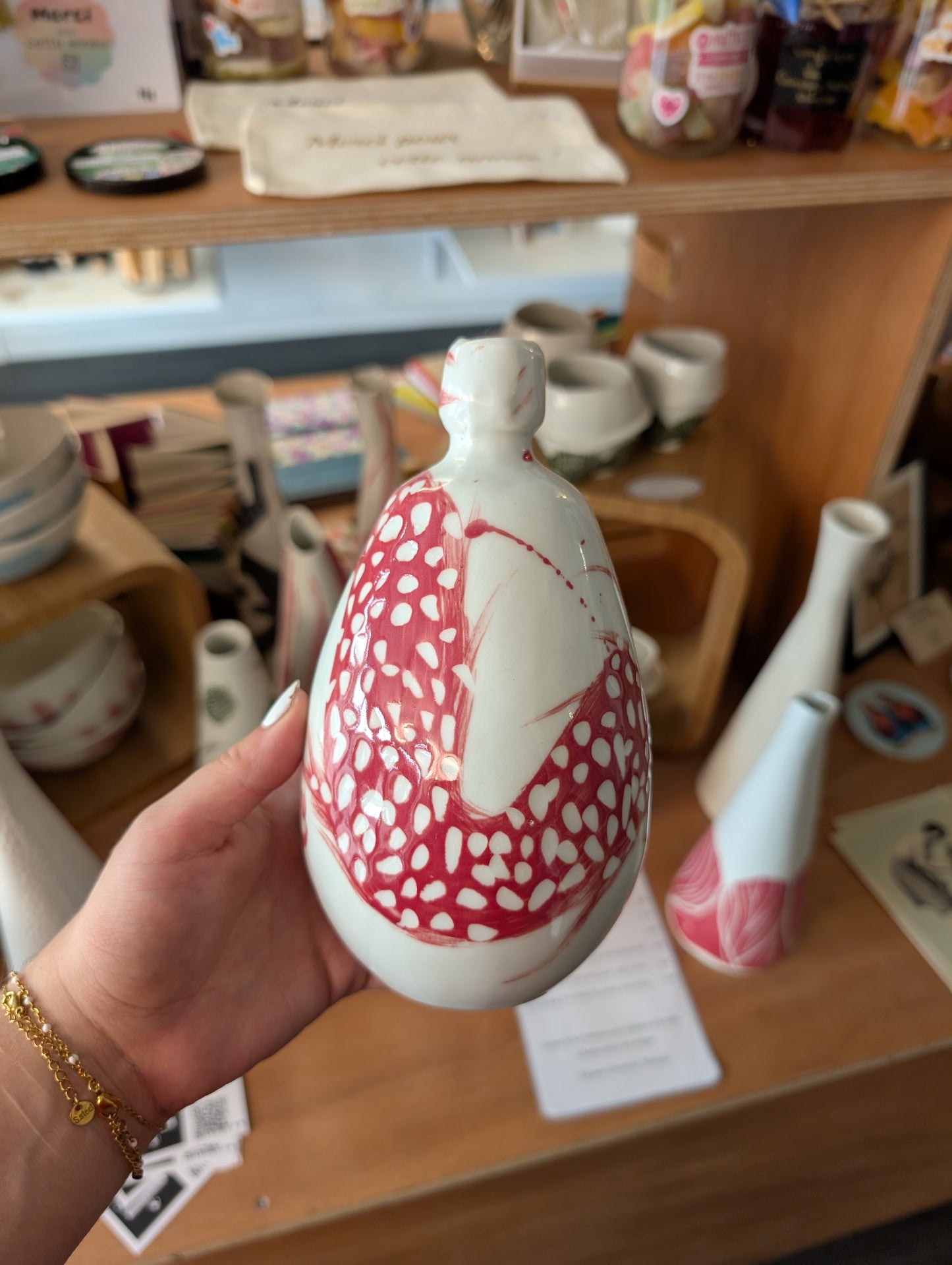 Carafe à eau blanc et rouge