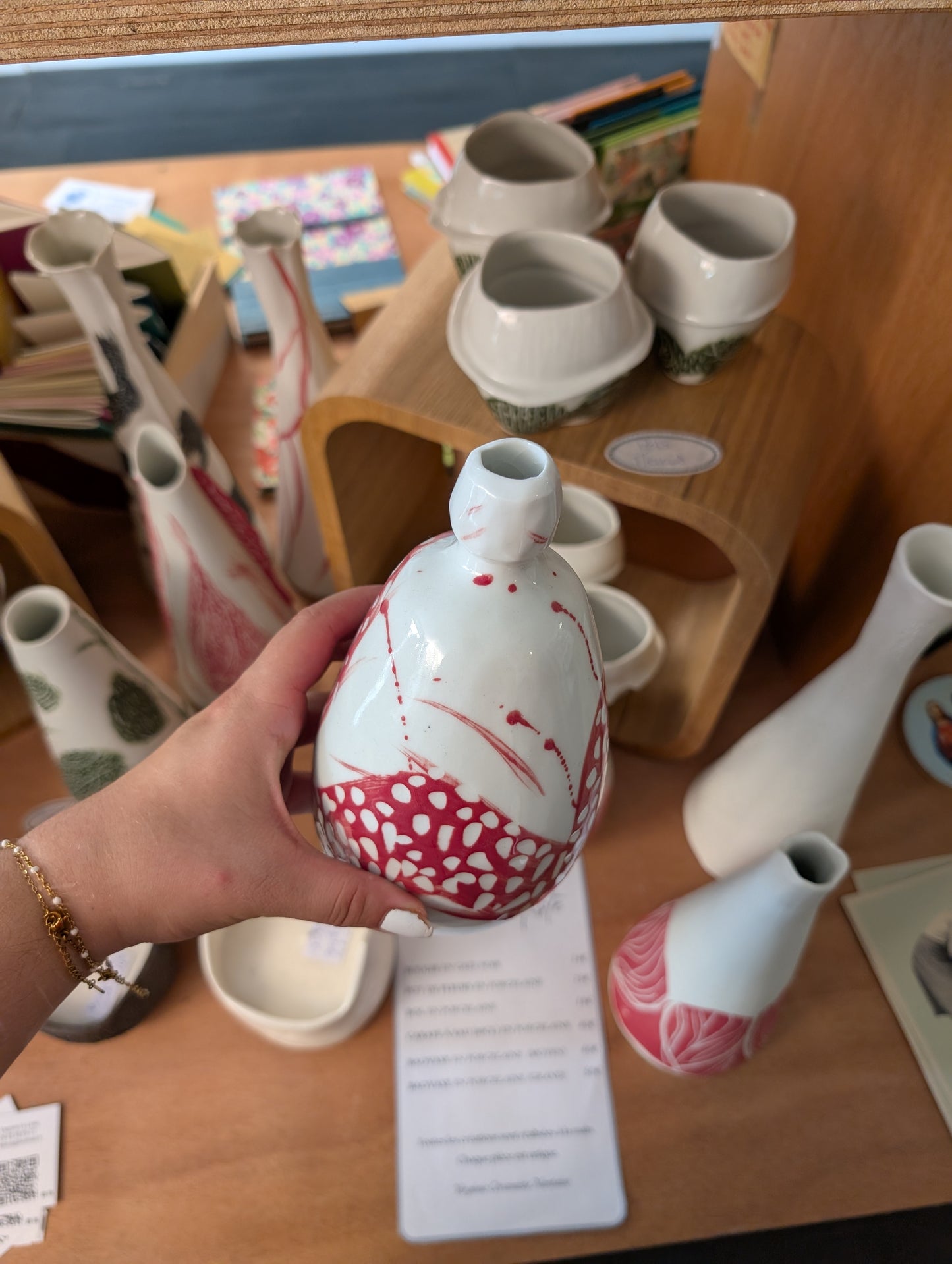 Carafe à eau blanc et rouge